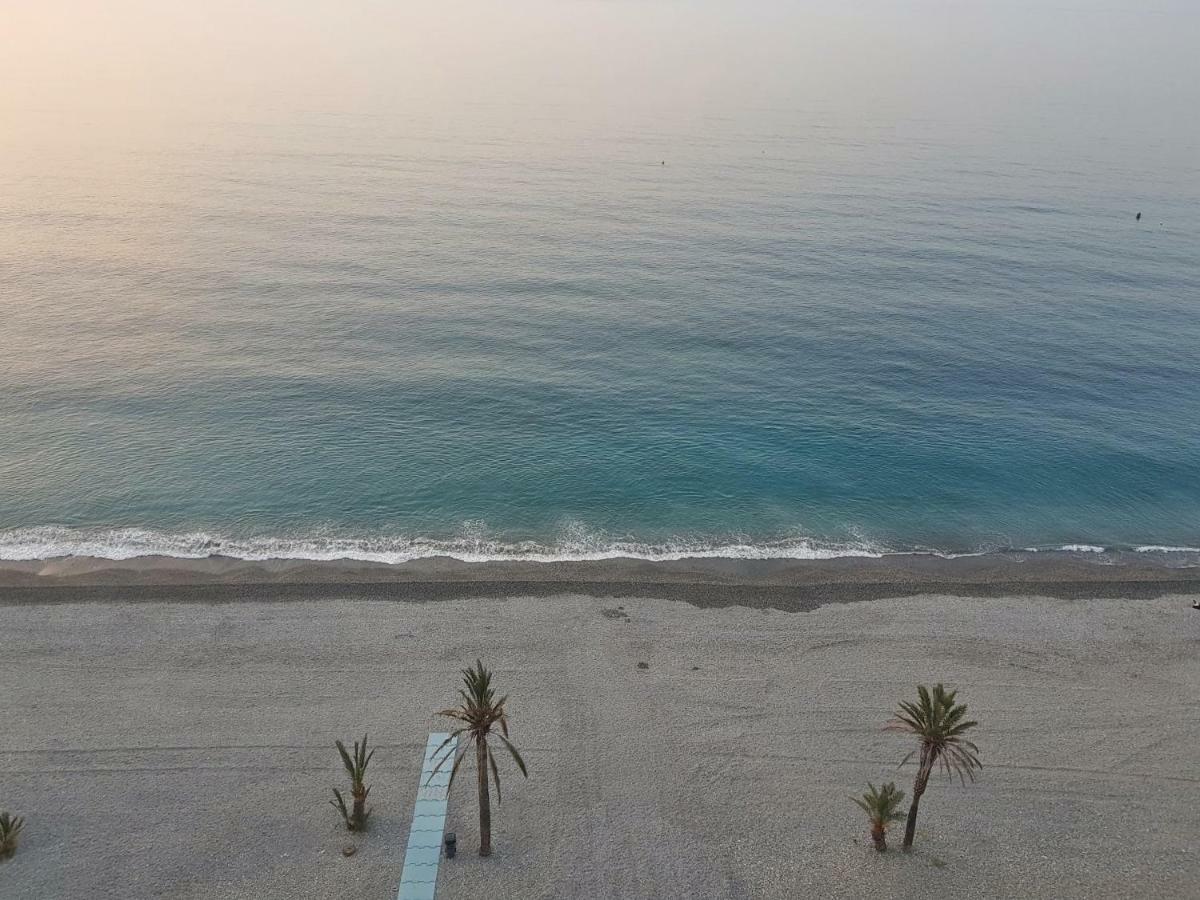 Ático en Almuñecar. Primera línea de playa con vistas espectaculares Exterior foto