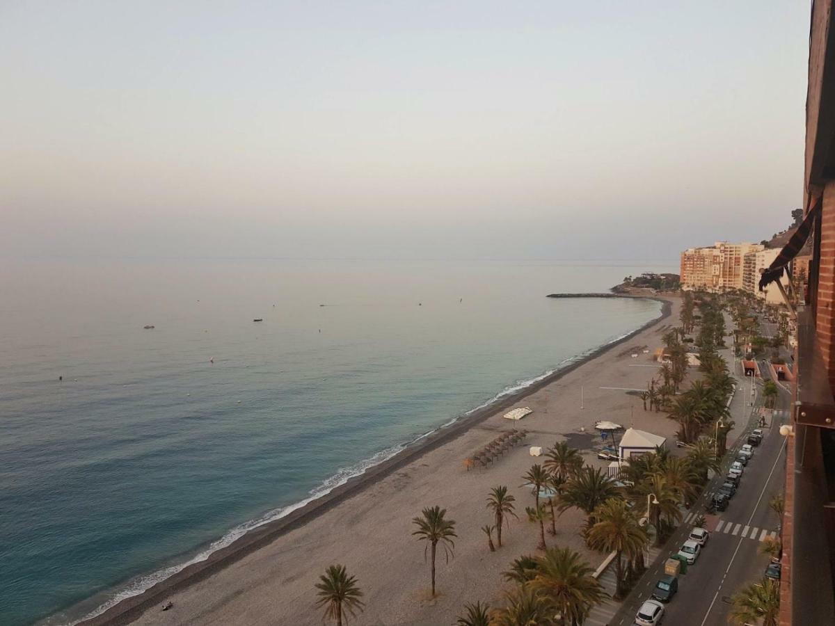 Ático en Almuñecar. Primera línea de playa con vistas espectaculares Exterior foto